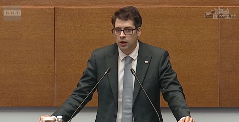 Вицедпремиерът Атанас Пеканов по време на блицконтрола в парламента
