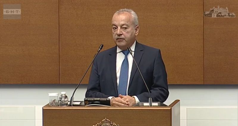 Гълъб Донев по време на блицконтрола в парламента. 
