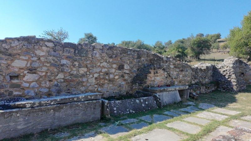 Саркофазите в църквата на остров Свети Ахил, в които са били костите на цар Самуил, Гаврил Радомир и Иван Владислав