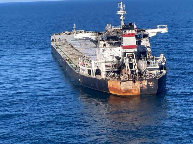Ударен от дрон кораб без екипаж плава край Шабла, военните го следят