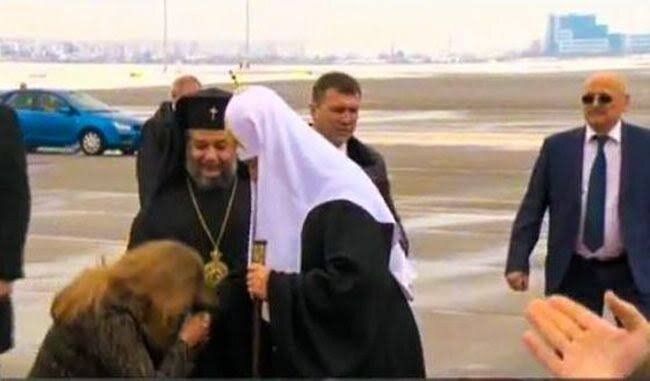 Клекналата Йотова целува ръка на КГБ ченге