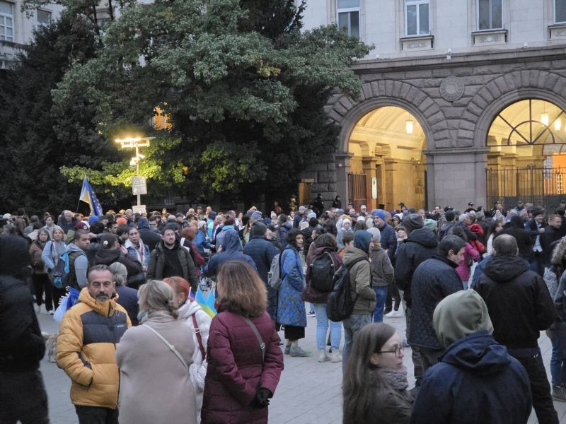 протестиращи срещу Радев