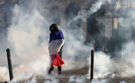 Макрон обвини чужди политици, че използват безредиците във Франция за собствените си предизборни цели