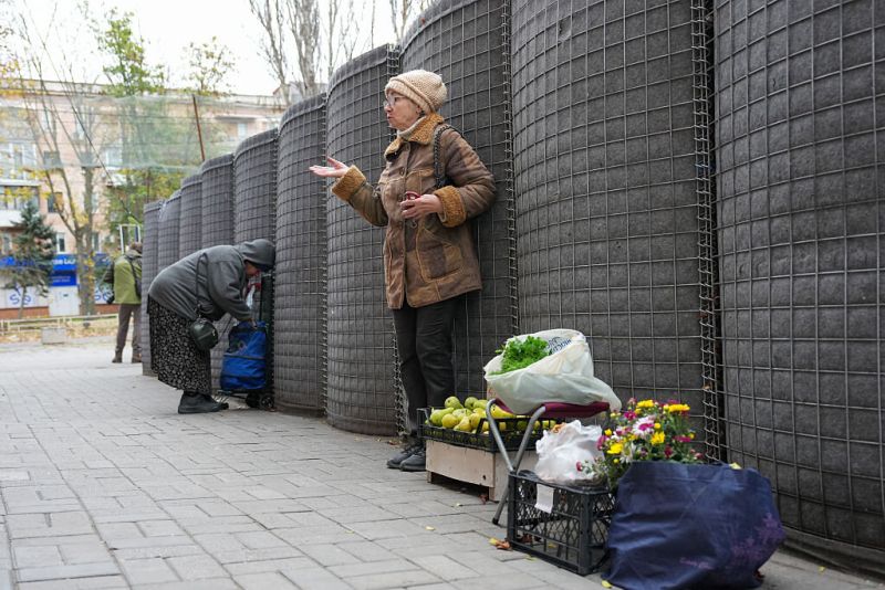 Продавачка на плодове и зеленчуци в Херсон, Украйна.