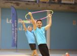 Татковци на гимнастички изиграха съчетания с обръчи slid