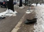Кола по чудо не се блъсна в спирката на Центъра по хигиена в София, отнесе само колчета (снимки) slid