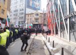 Напрежение и пострадали на протеста на ''Възраждане'', опитали се да подпалят вратата на Дома на Европа (снимки) slid