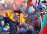 Напрежение и пострадали на протеста на ''Възраждане'', опитали се да подпалят вратата на Дома на Европа (снимки) slid