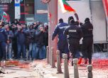 Напрежение и пострадали на протеста на ''Възраждане'', опитали се да подпалят вратата на Дома на Европа (снимки) slid