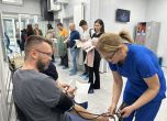 Огромни опашки от желаещи да дарят кръв за пострадалите в Кочани, пренасочват ги към ВМА slid