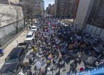 Стотици хиляди протестираха срещу Тръмп в Щатите, неодобрението срещу него е рекордно (снимки) slid