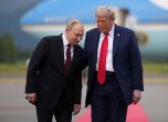 Тръмп посрещна Путин на червен килим. Началото на срещата им в Аляска в снимки slid
