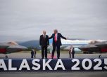 Тръмп посрещна Путин на червен килим. Началото на срещата им в Аляска в снимки slid