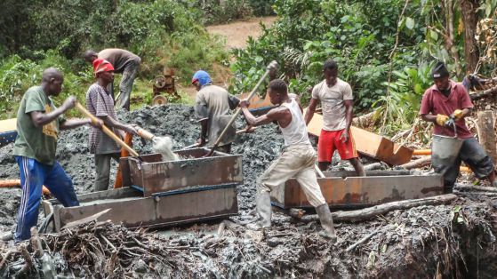 Работници пресяват диаманти от  кимберлитова тръба в Северозападна Либерия.