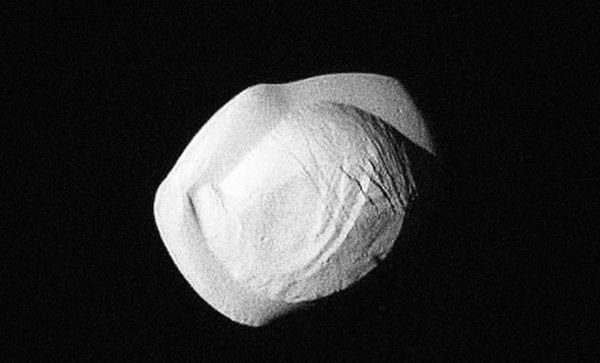 Cassini направи удивителни снимки на спътник на Сатурн | Космос