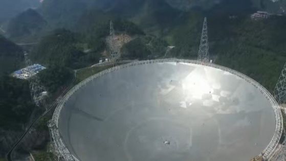 Китайският сферичен радиотелескоп с петстотинметрова апертура FAST може да е открил сигнали от живот, идващи отвъд Земята