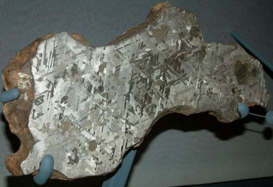 Октаедрит с голям, изрязан, полиран с азотна киселина срез от парче от метеорита "Каньон Диабло" (Canyon Diablo), който показва  фантастична структура.