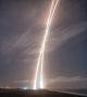 Фотография с дълга експозиция. Светещите дъги са траекториите на излитане и кацане на първата степен на ракетата.   Снимка: SpaceX