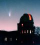 Хейл-Боп е необичайно ярка комета, която премина близо до Земята в края на 1990 г., достигайки най-близкия си подход през 1997 г. Тя се вижда по-голяма в Северното полукълбо и можеше да се наблюдава с невъоръжено око в продължение на около 18 месеца.  Снимка: ESO/NASA
