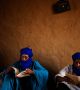 Туарегските жени, за разлика от другите мюсюлмански жени, ходят с открити лица. Но това е строго забранено за техните мъже - те се забулват още като достигнат пълнолетие и могат да открият лице само пред любимата си. Попитани защо, туарегите отговарят: „Много просто. Те са красиви и ние искаме да ги виждаме“.  