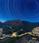 Естествената звездна светлина на фона на изкуствените градски светлини на Кейп Таун, Южна Африка.  Снимка: International Earth&Sky Photo Contest